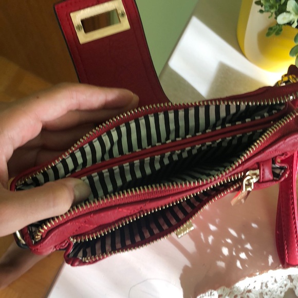 Large red wristlet - Picture 3 of 6